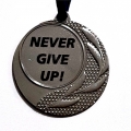 Medalie metalica, Never Give Up!